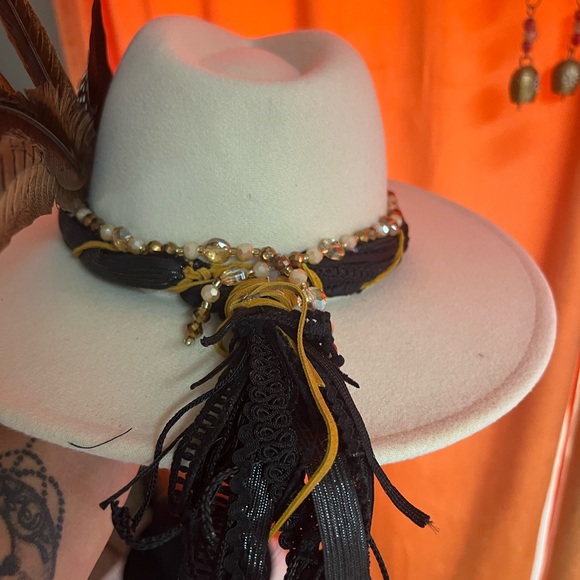 Stylish hat. - Picture 4 of 6